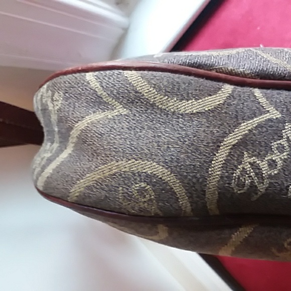 ❤ Dooney&Bourke Heart Design with Gold Accents Very Good Condition - Picture 5 of 9